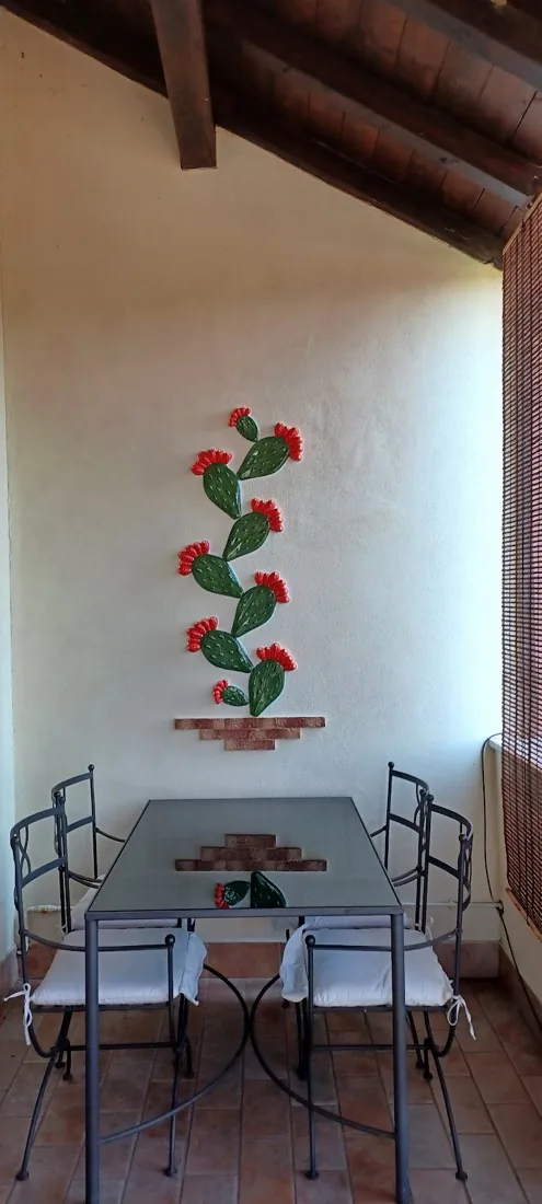 Interno del laboratorio con un pezzo in ceramica a parete