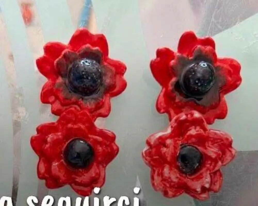 Orecchini in ceramica a forma di papavero rosso
