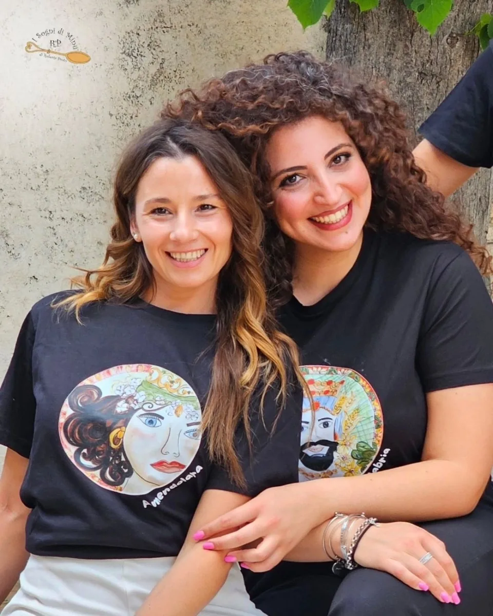Due maglie della collezione indossate